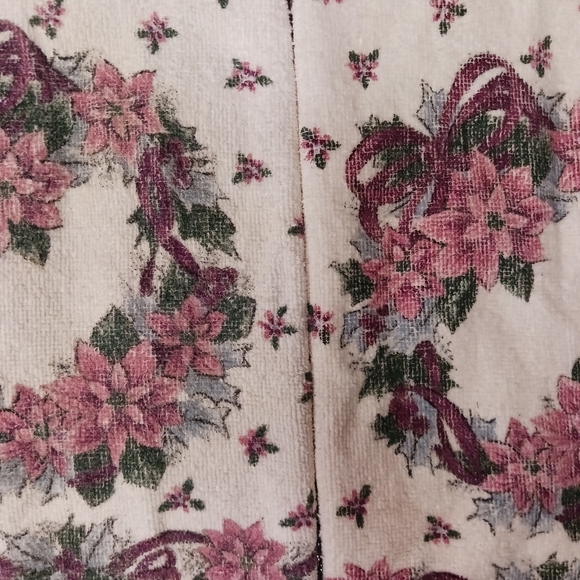 Vintage Set of 2 Christmas Wreath Hand Towels. - Picture 2 of 6